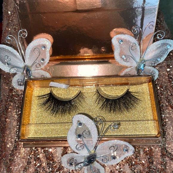 Lashes - Picture 2 of 4